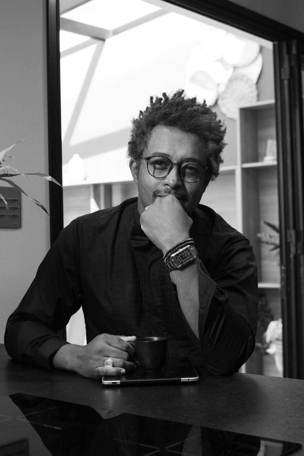 Retrato do artista plástico Rodney Silva (ROD7) em seu estúdio — artista brasileiro autodidata com trajetória de duas décadas entre publicidade, marketing e arte